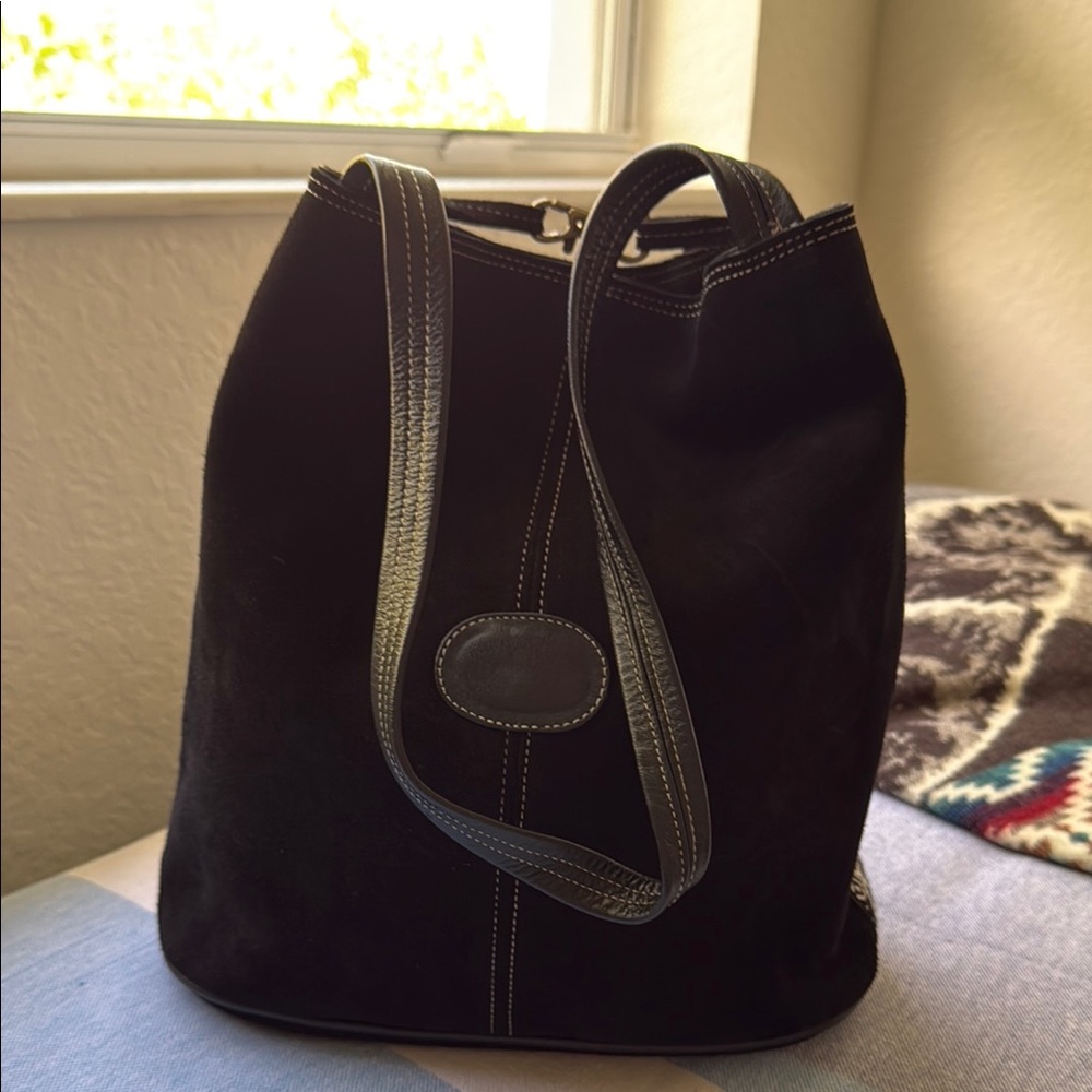 Elegant Black Shoulder Bag with Distinctive Stitching